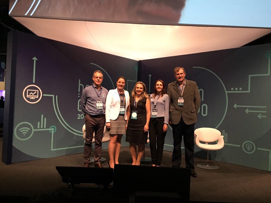 Ir para  <p><big>Comitiva da Unicred Erechim - integrada pelo diretor presidente, Ant&ocirc;nio Gabriel Teixeira; o diretor financeiro, Miguel Fernando Celich; a gerente V&acirc;nia Bez Balestrin; a tesoureira, Fernanda Coan e a...
